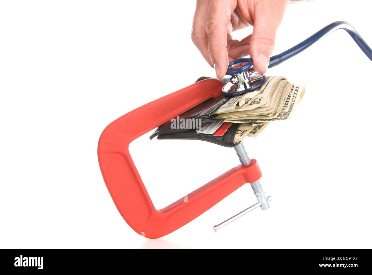 Un medico esamina un portafoglio pieno di contanti per la vita dopo che esso viene schiacciato da una pinza. Foto Stock