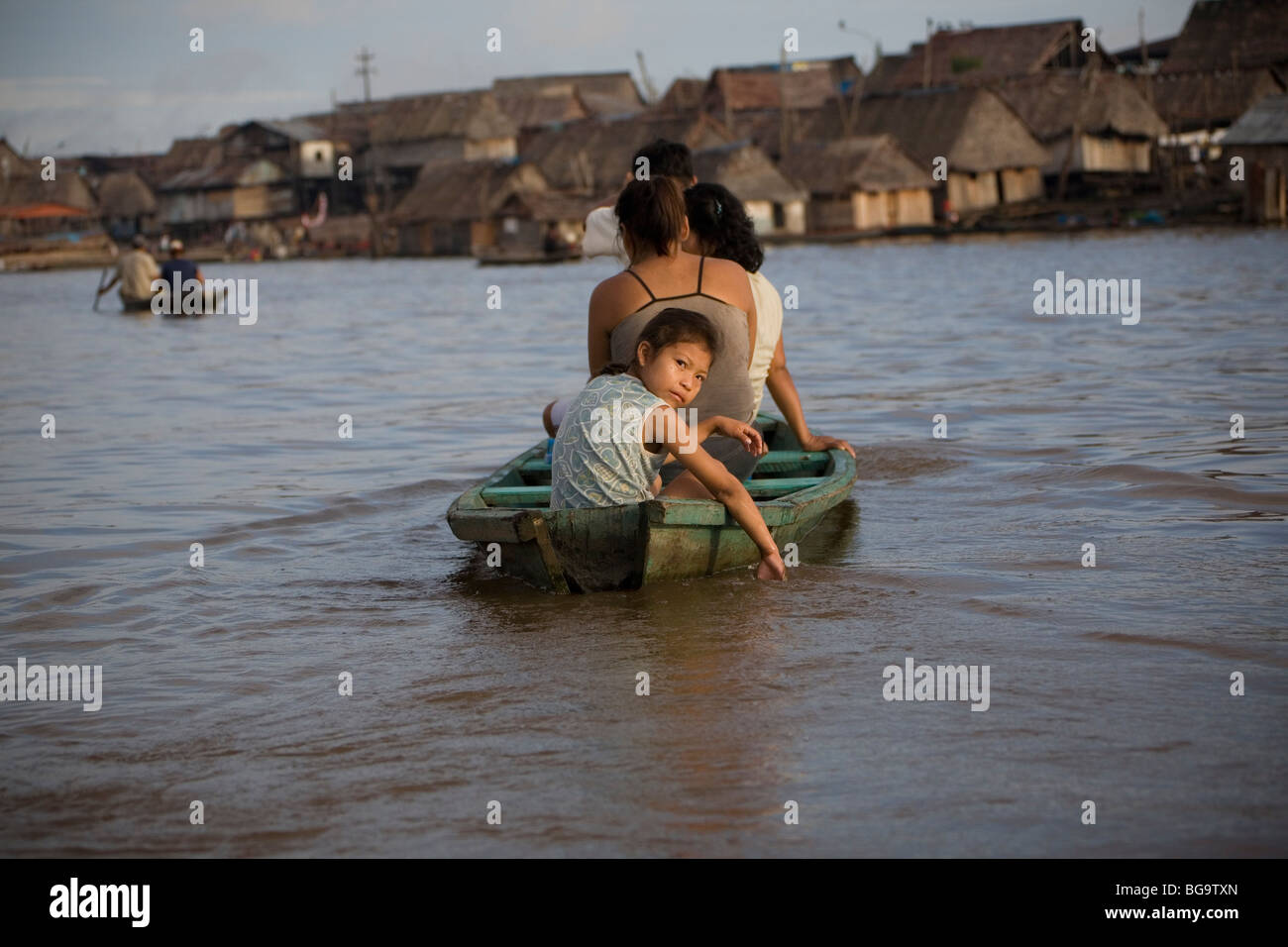 Una ragazza attraversa il fiume Itaya a Iquitos in Perù il bacino amazzonico. Foto Stock