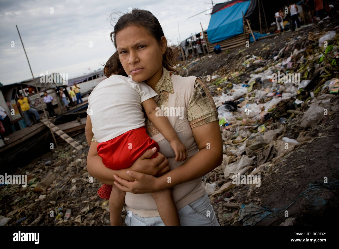Una donna che tiene un bambino nella baraccopoli di Puerto Belen - Iquitos, Perù Foto Stock