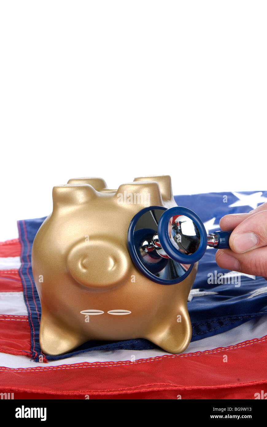 Un capovolto, quasi morto salvadanaio su una bandiera americana è in fase di esame per i segni di vita economica e finanziaria. Foto Stock