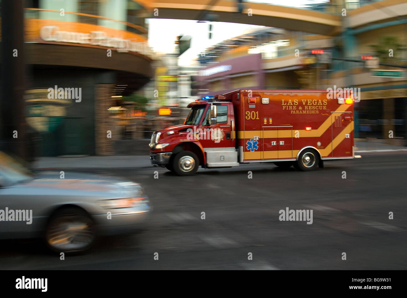 I paramedici ambulanza racing attraverso le strade di Las Vegas, Nevada Foto Stock