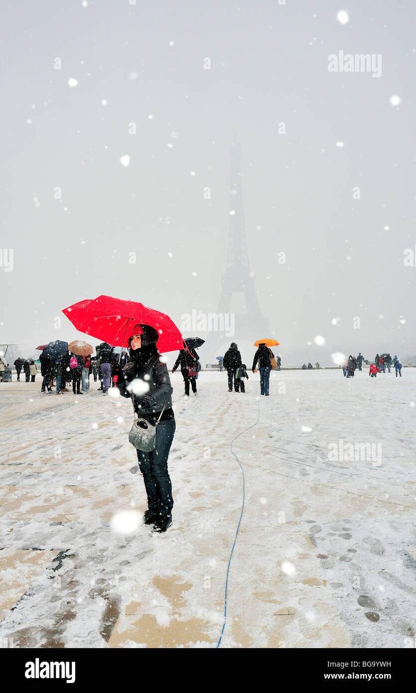 Parigi, Francia, inverno grande folla di persone che camminano nella tempesta di neve, turisti con ombrelloni, visita alla Torre Eiffel in Place Trocacadero Foto Stock