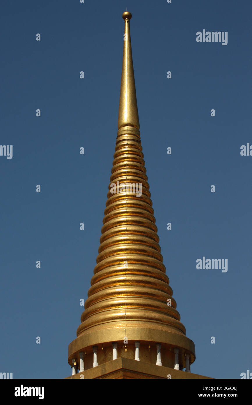 Guglia di Phra Sri Ratana Chedi entro il Wat Phra Kaeo tempio, il Grand Palace, Bangkok Foto Stock