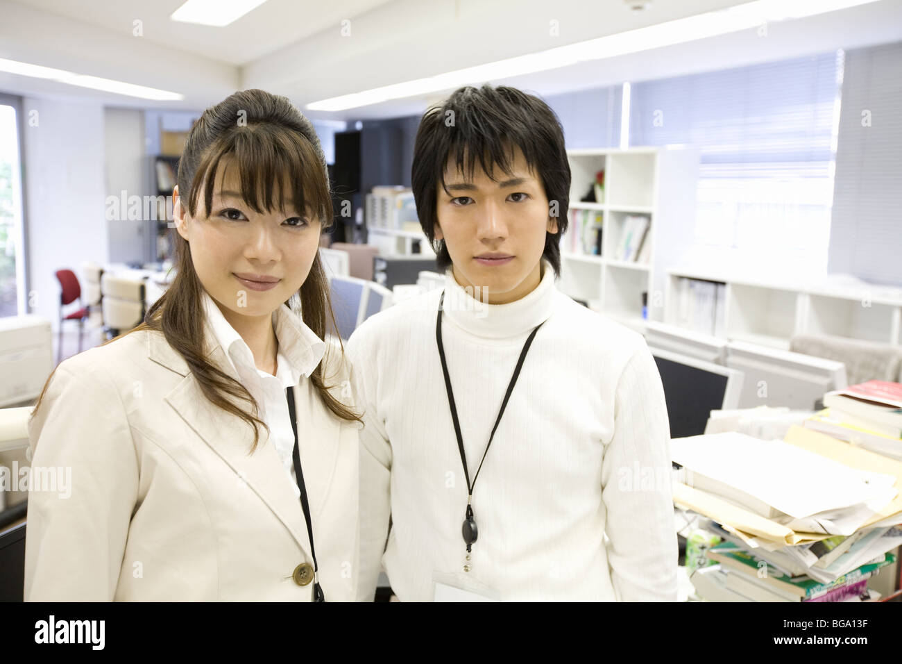 Ritratto di giovane donna e uomo in ufficio Foto Stock