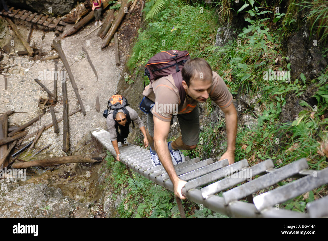 Walkers scale a pioli in Sucha Bela Valley Slovensky Raj Parco nazionale della Slovacchia Foto Stock