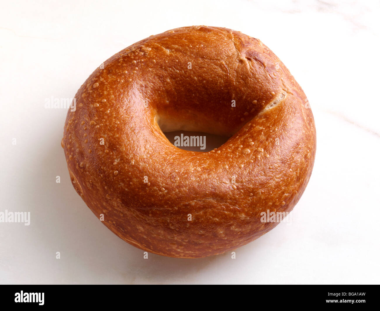 Un bagel su sfondo bianco Foto Stock