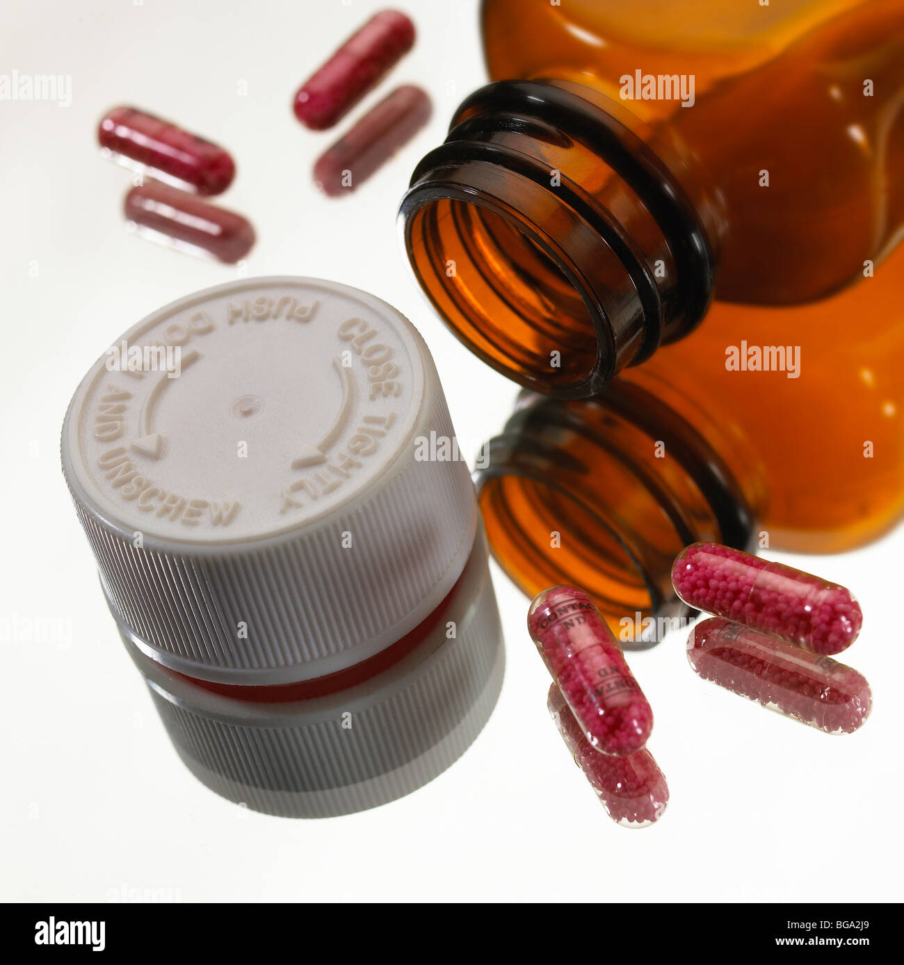 Bottiglia di Pain Killer capsule con child proof anti tappo antimanomissione Foto Stock