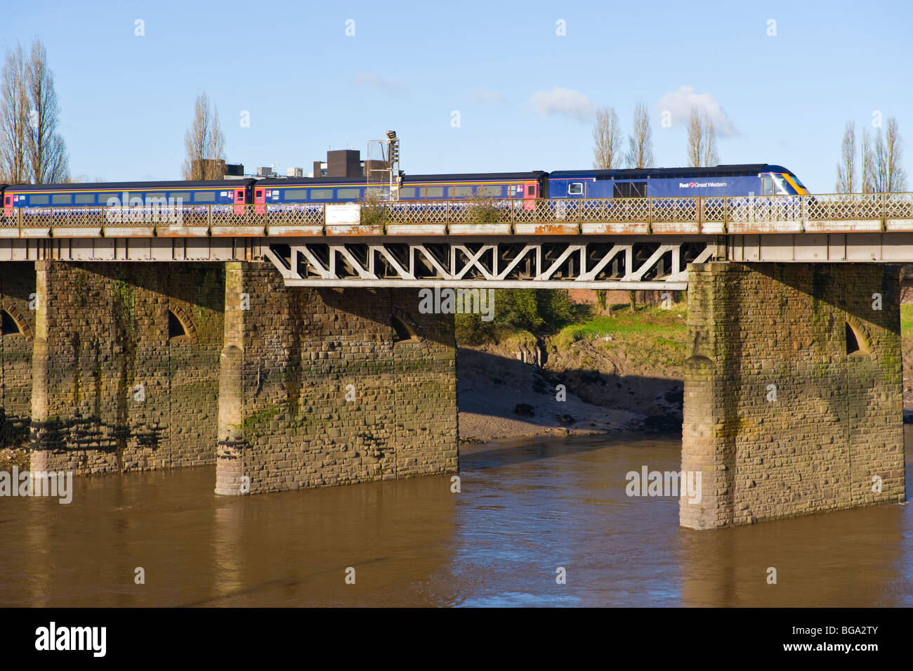 Inter City First Great Western treno che passa sopra il fiume Usk ponte in Newport South Wales UK Foto Stock