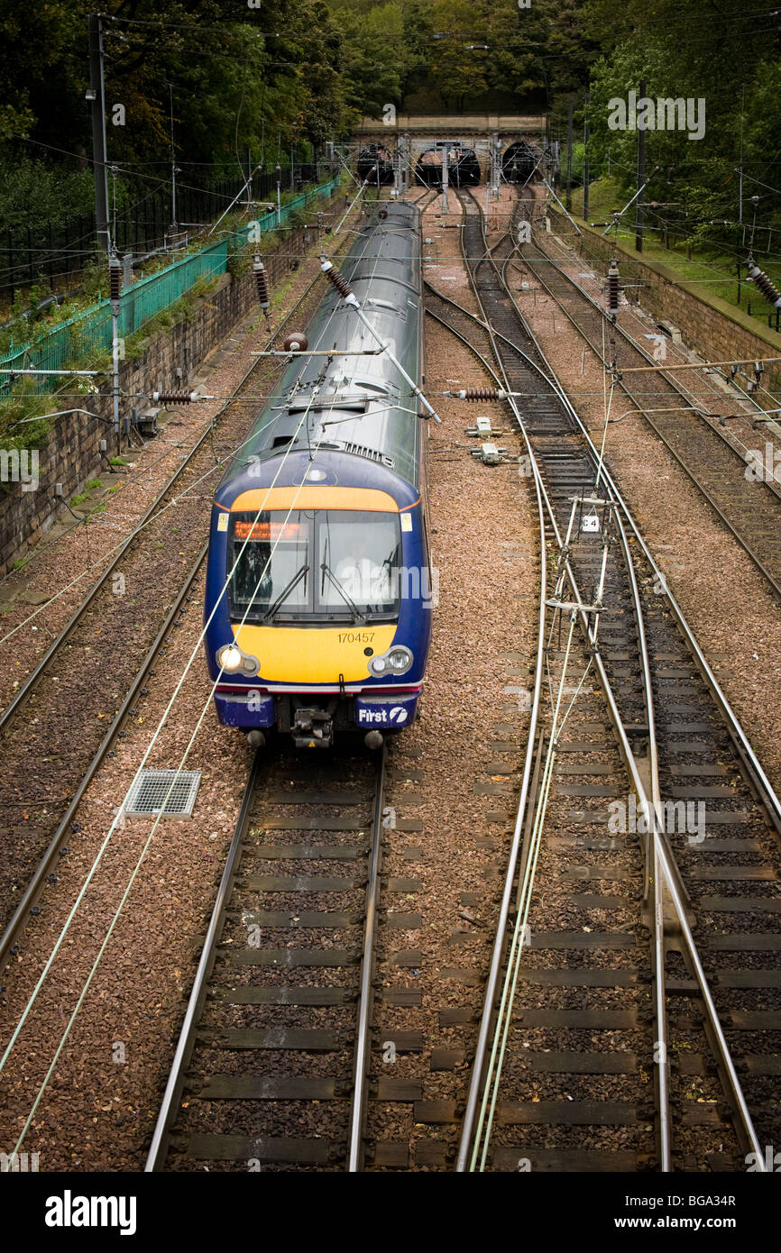 Classe 170 457 lasciando la stazione di Waverley, Edimburgo, West Loathian, Scozia Foto Stock