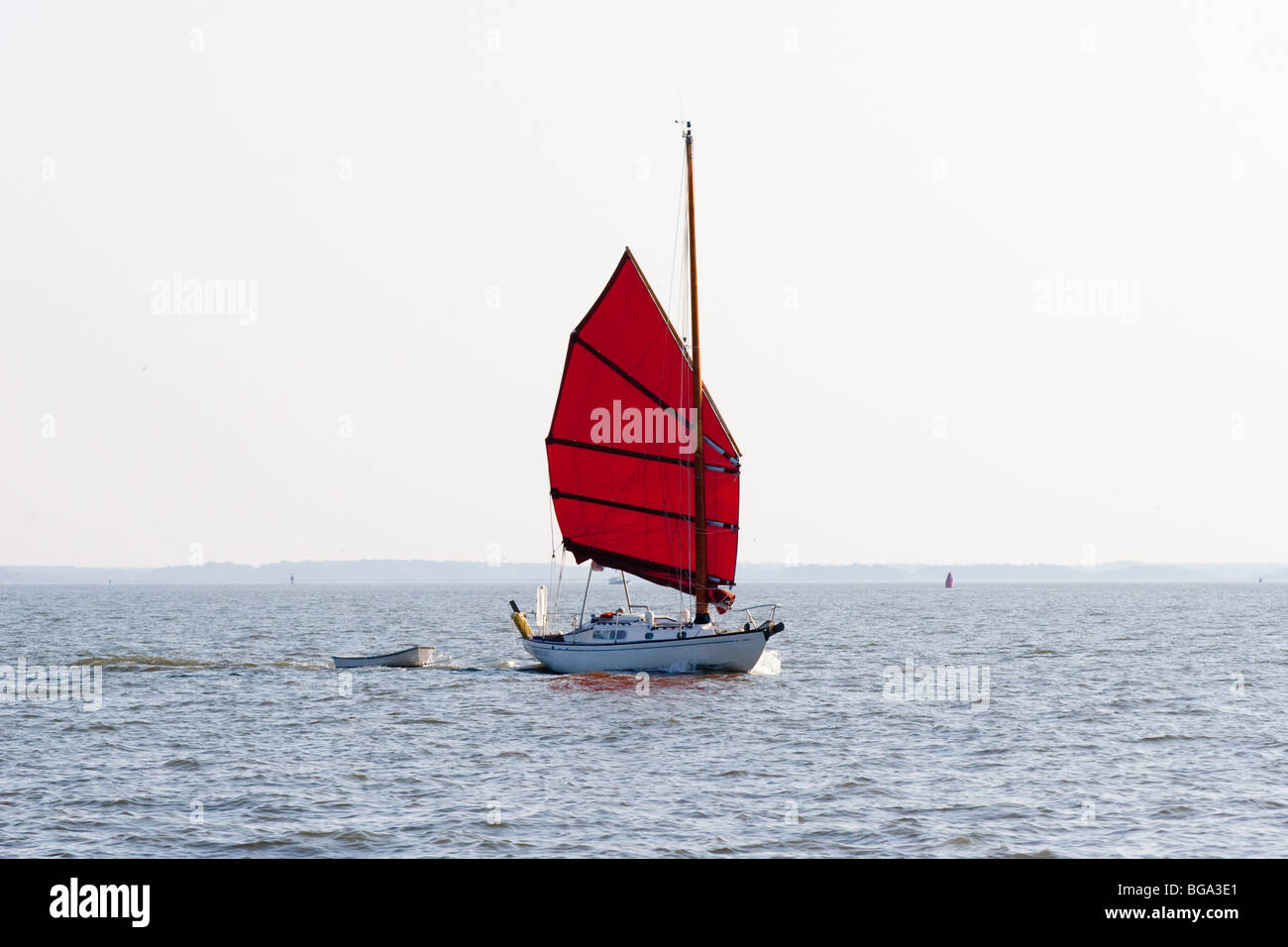 Una piccola barca a vela con un junk-rig randa Foto Stock