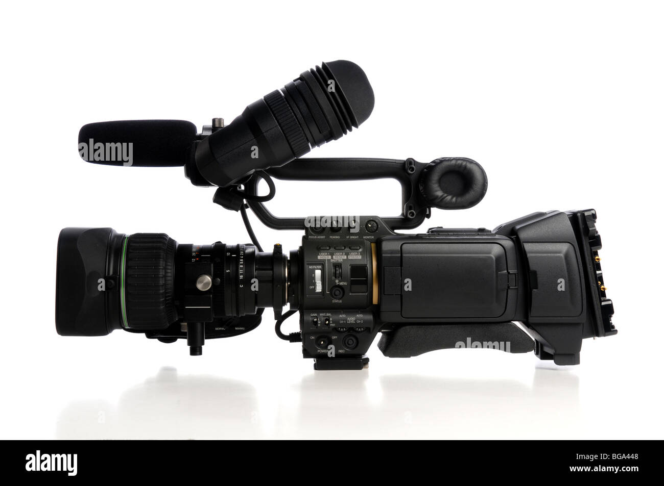 Videocamera professionale isolato su uno sfondo bianco Foto Stock
