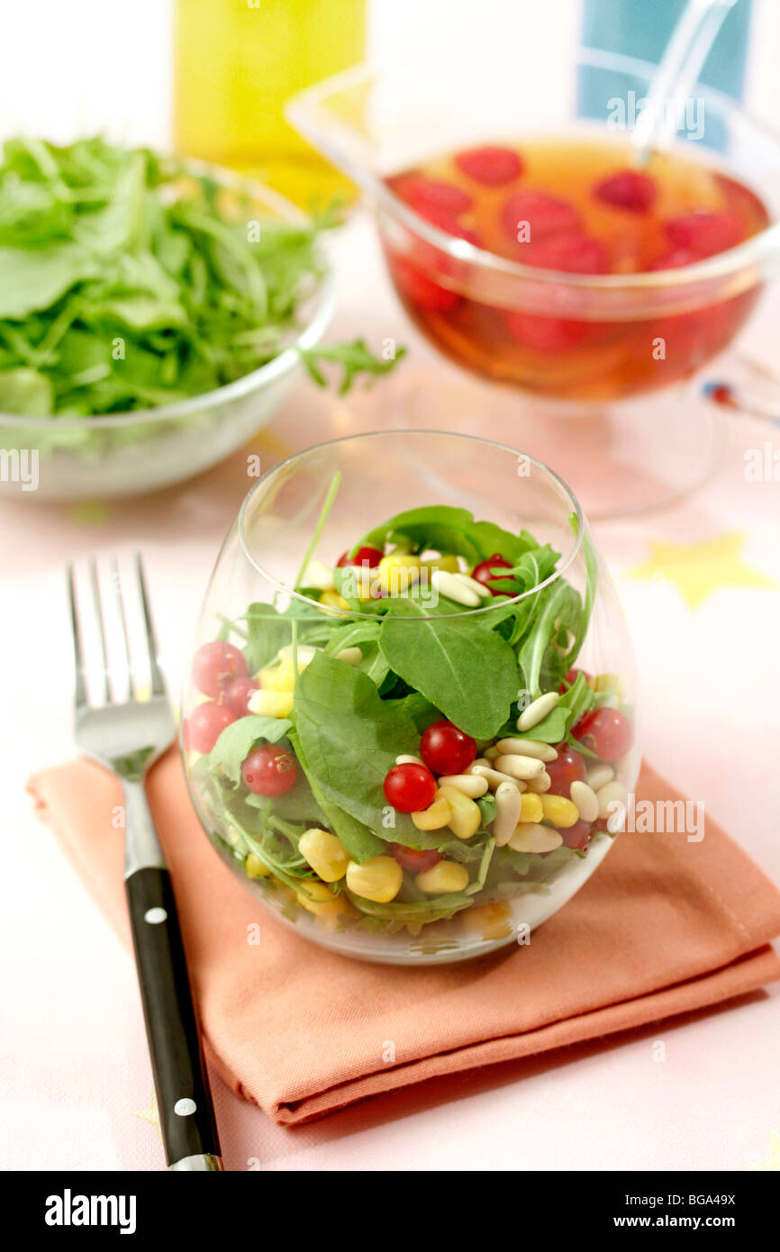 Insalata di rucola con aceto di lampone. Ricetta disponibile. Foto Stock
