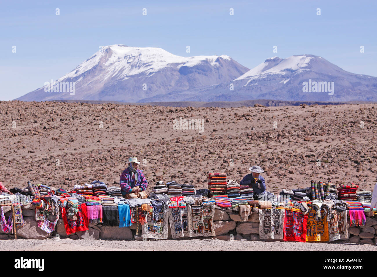 Vendita di souvenir di fronte dei vulcani, Pata Pampa Pass, Cordillera de Ampato, Ande, Perù, Sud America Foto Stock