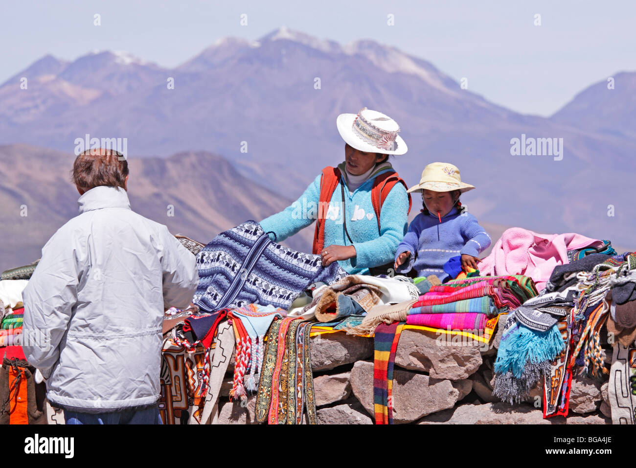 Vendita di souvenir di fronte dei vulcani, Pata Pampa Pass, Cordillera de Ampato, Ande, Perù, Sud America Foto Stock