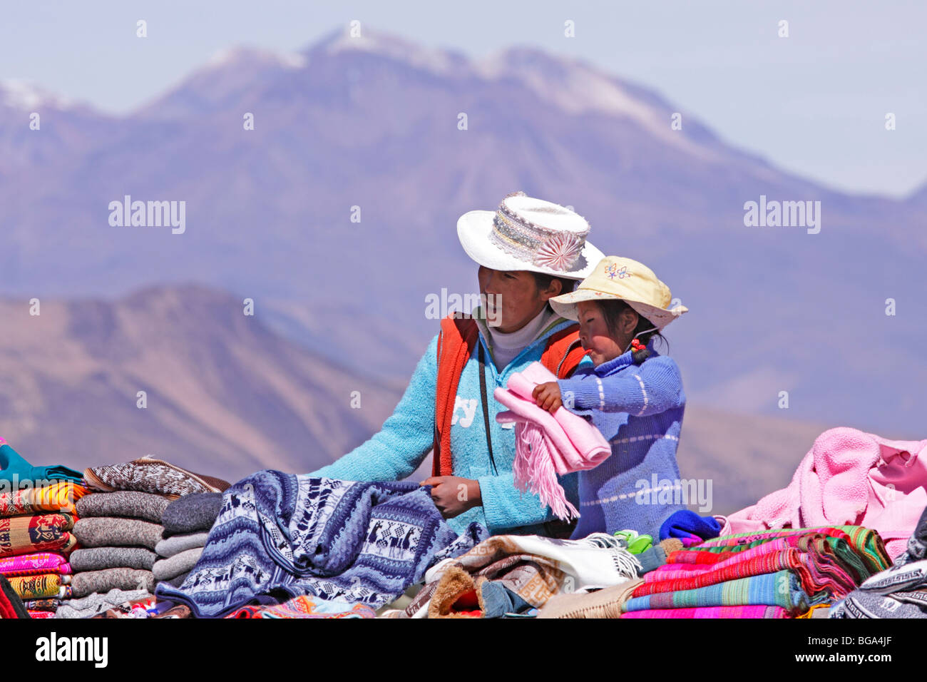 Vendita di souvenir di fronte dei vulcani, Pata Pampa Pass, Cordillera de Ampato, Ande, Perù, Sud America Foto Stock