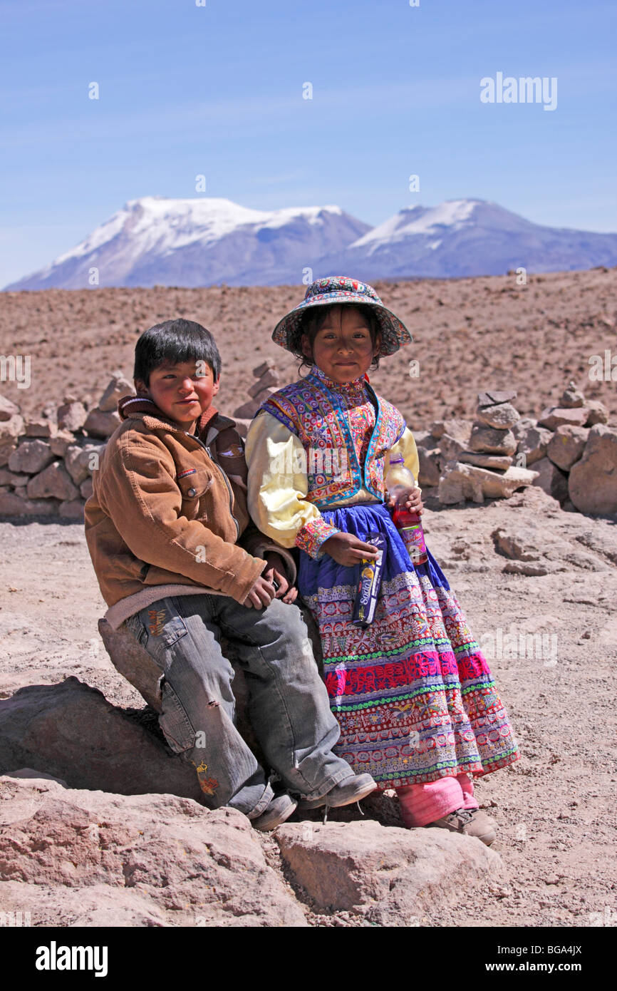 I bambini nella parte anteriore dei vulcani, Pata Pampa Pass, Cordillera de Ampato, Ande, Perù, Sud America Foto Stock