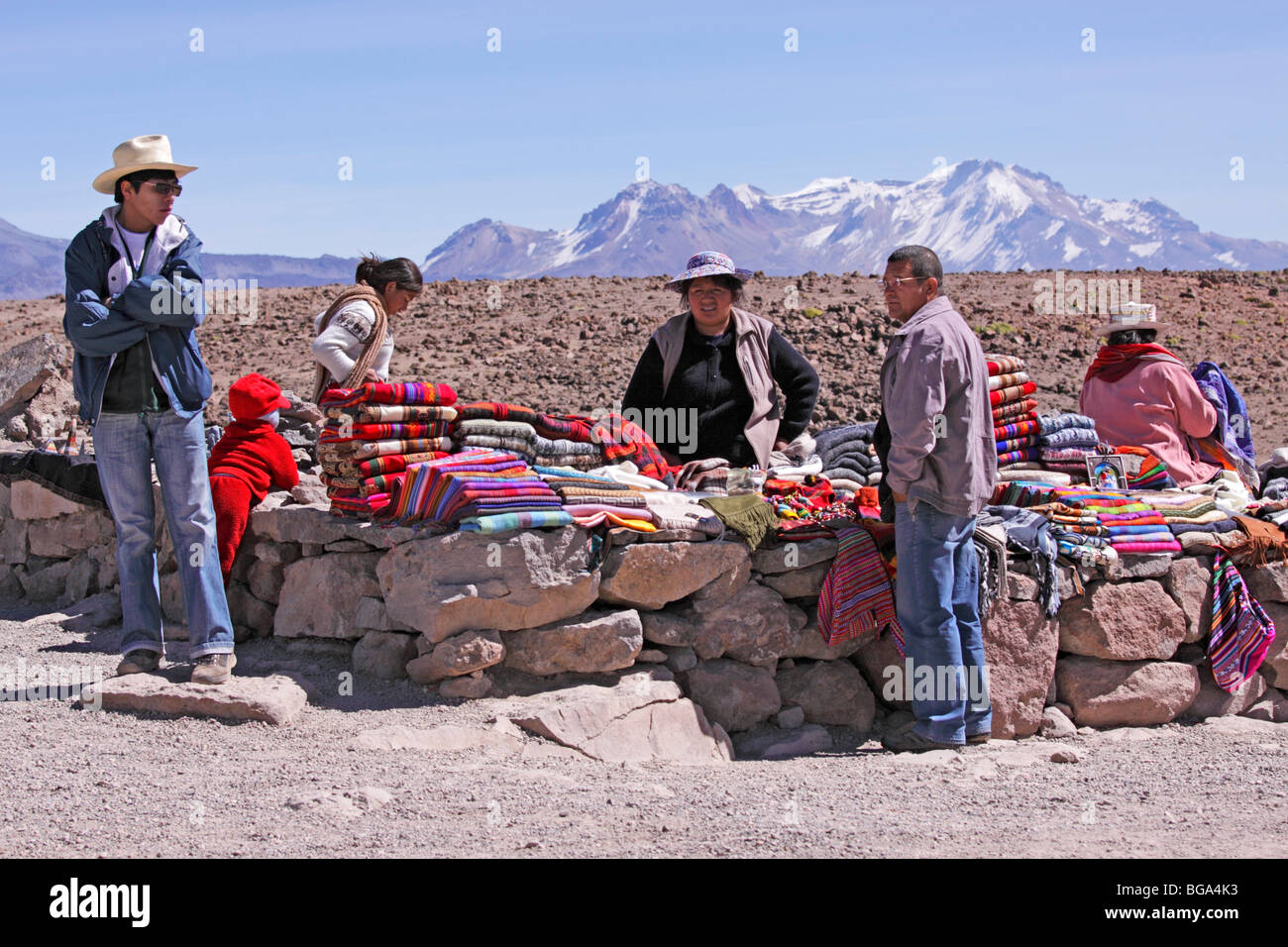 Vendita di souvenir di fronte dei vulcani, Pata Pampa Pass, Cordillera de Ampato, Ande, Perù, Sud America Foto Stock