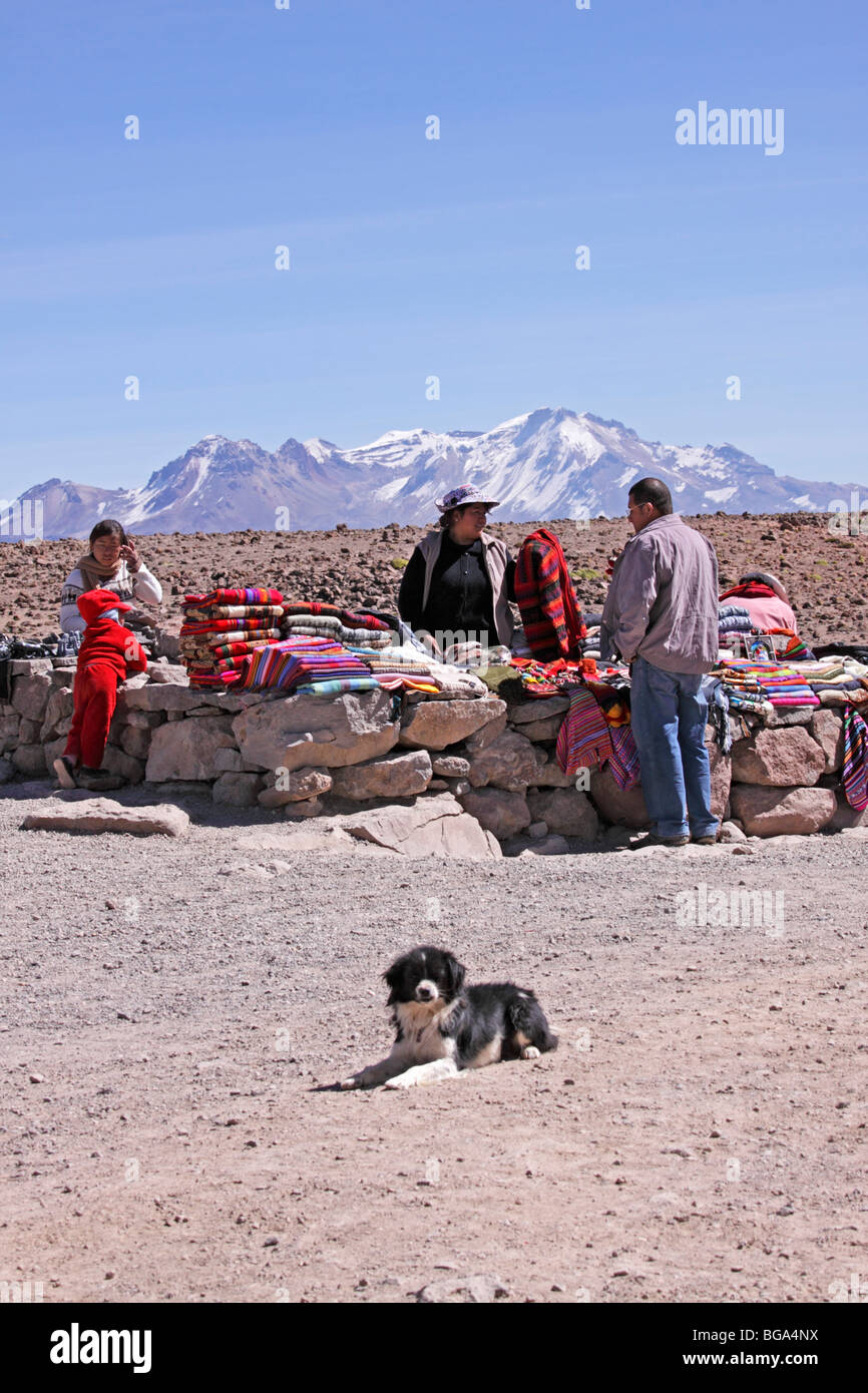 Vendita di souvenir di fronte dei vulcani, Pata Pampa Pass, Cordillera de Ampato, Ande, Perù, Sud America Foto Stock