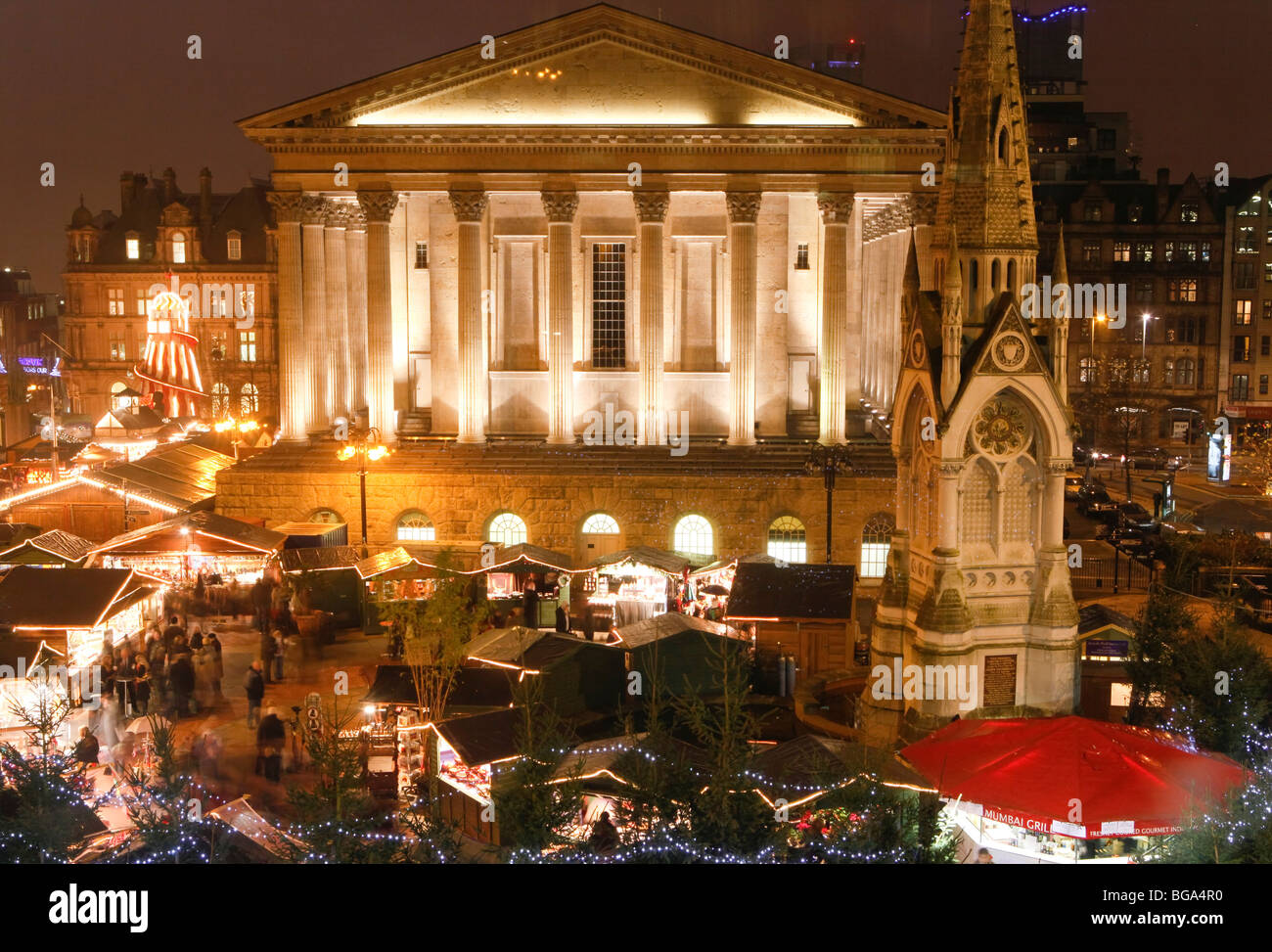 Il mercato tedesco in Bimingham City Centre a Natale. Di fronte al Municipio. Foto Stock