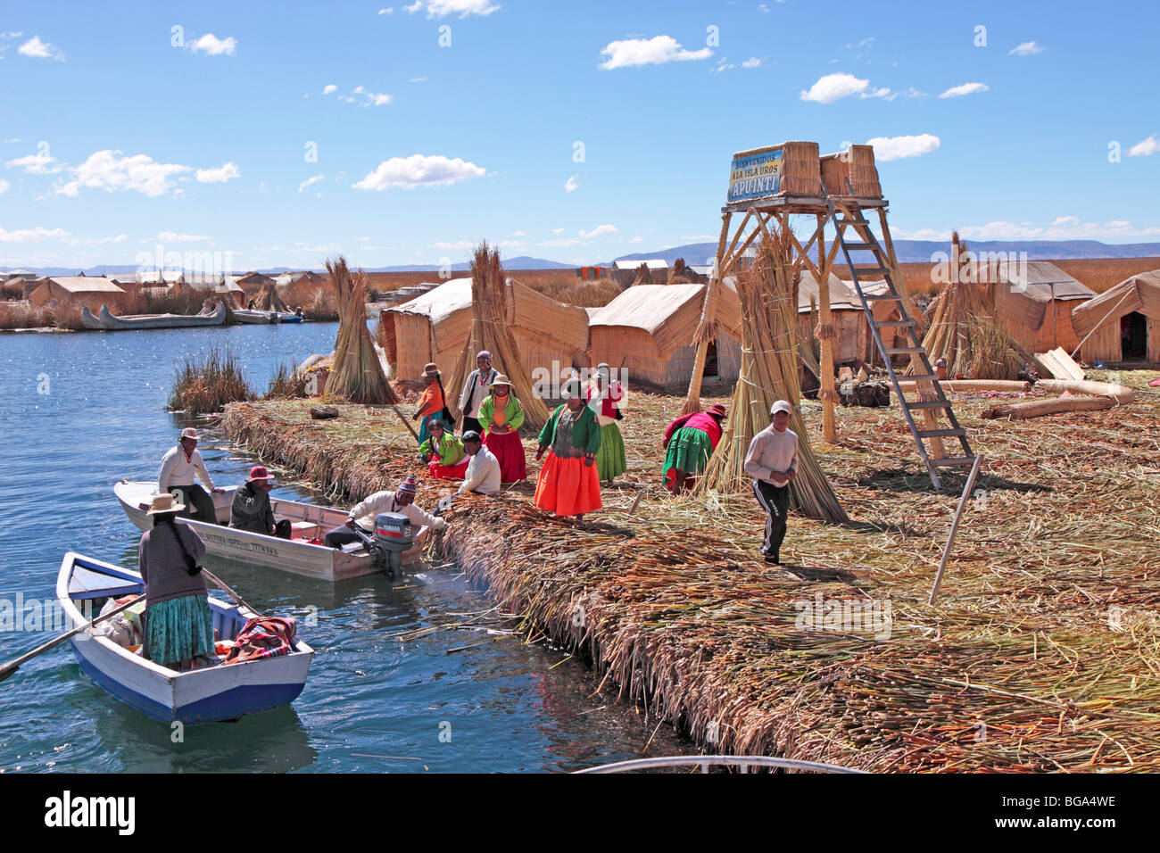 Un galleggiante Uro Island, il lago Titicaca, Puno, Perù, Ande, Sud America Foto Stock