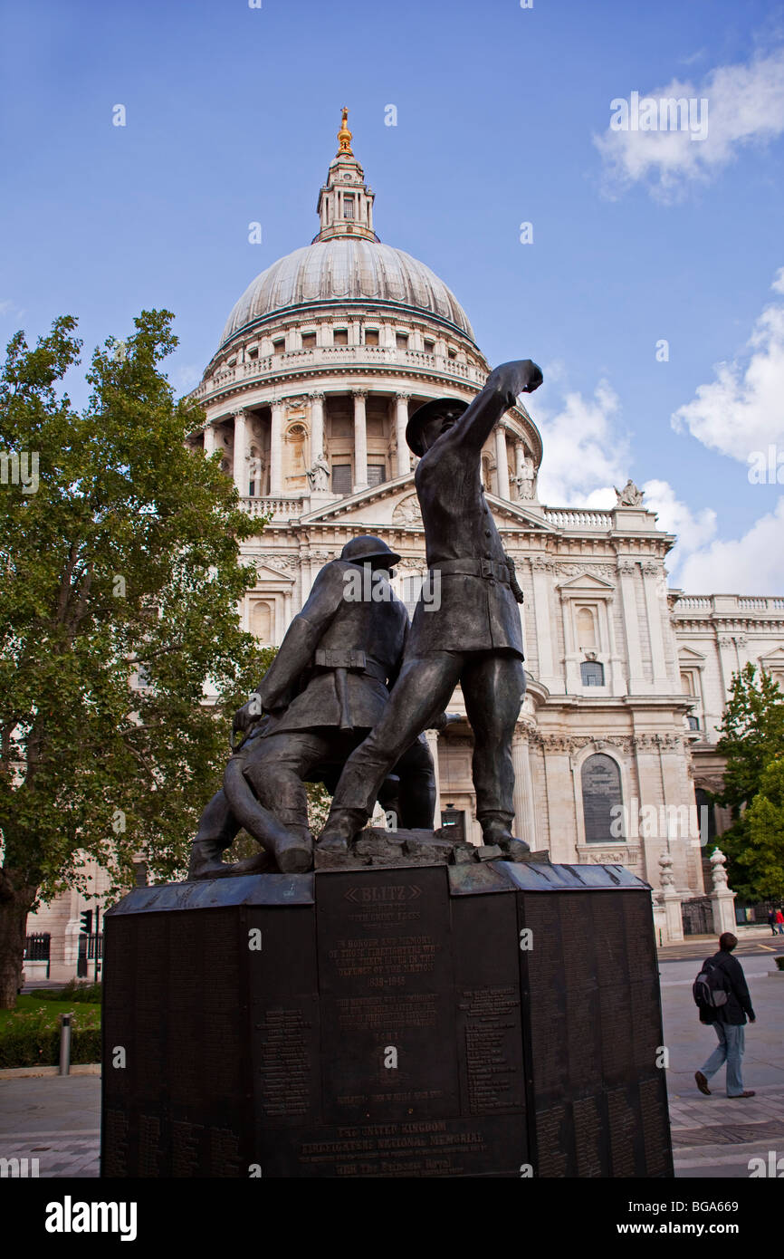 Il blitz memorial con la Cattedrale di St Paul in background Londra Inghilterra REGNO UNITO Foto Stock