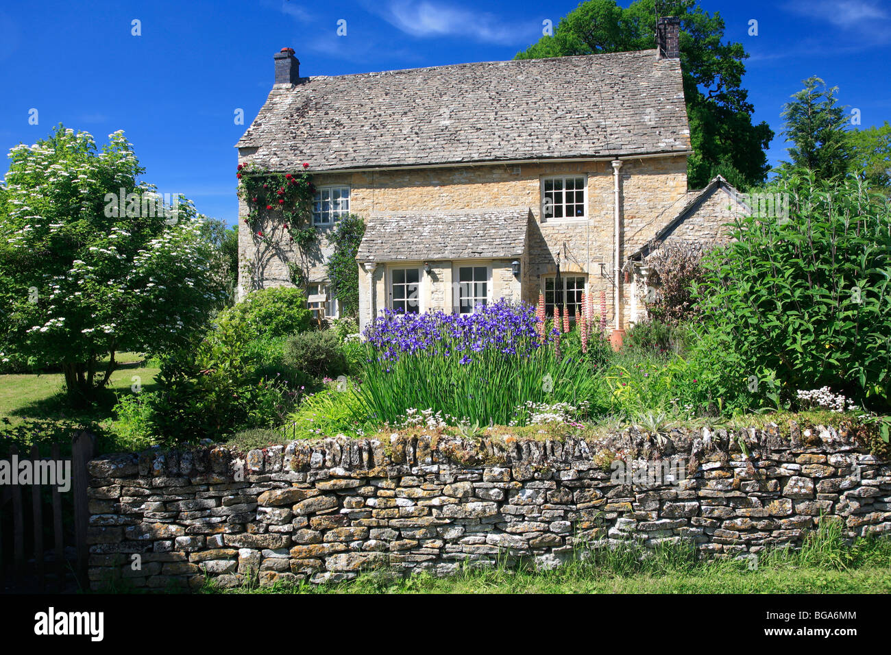 Costruito in calcare Cottage Upper Slaughter village Gloucestershire Cotswolds Inghilterra REGNO UNITO Foto Stock