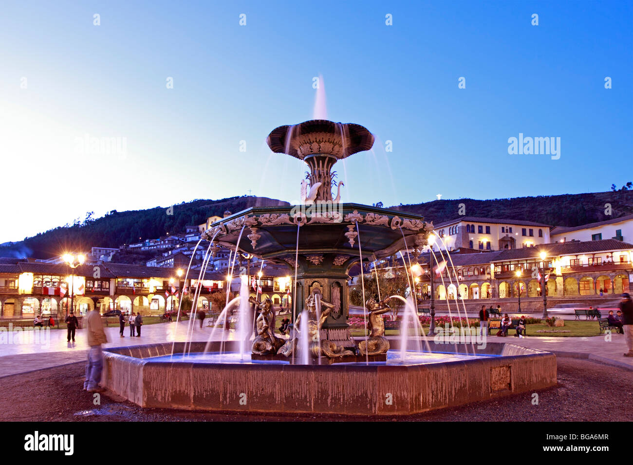 Gli illuminati Plaza Mayor di Cuzco con la fontana, Ande, Perù, Sud America Foto Stock