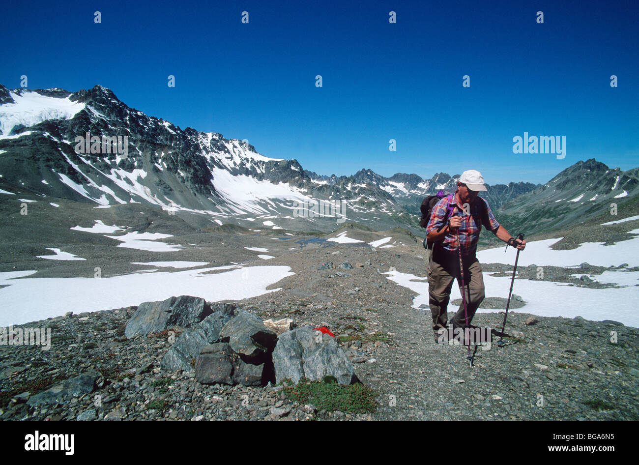 Senior alpinista ad alta altitudine nel Silvretta mountain range, Alpi, Austria Foto Stock