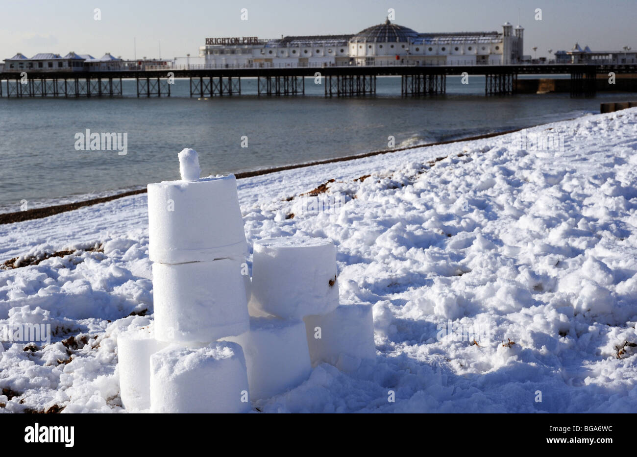 I castelli di neve è apparso sulla spiaggia di Brighton Foto Stock