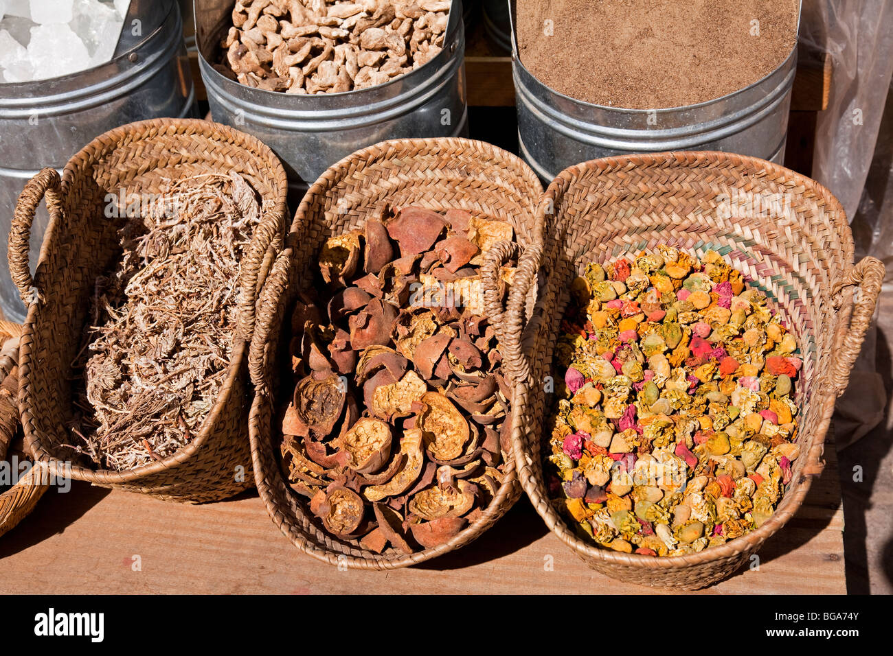 Luogo Rahba Kedima (Place des Epices) che mostra il dettaglio delle rimedi di erbe secche in vendita, Marrakech, Marocco Foto Stock