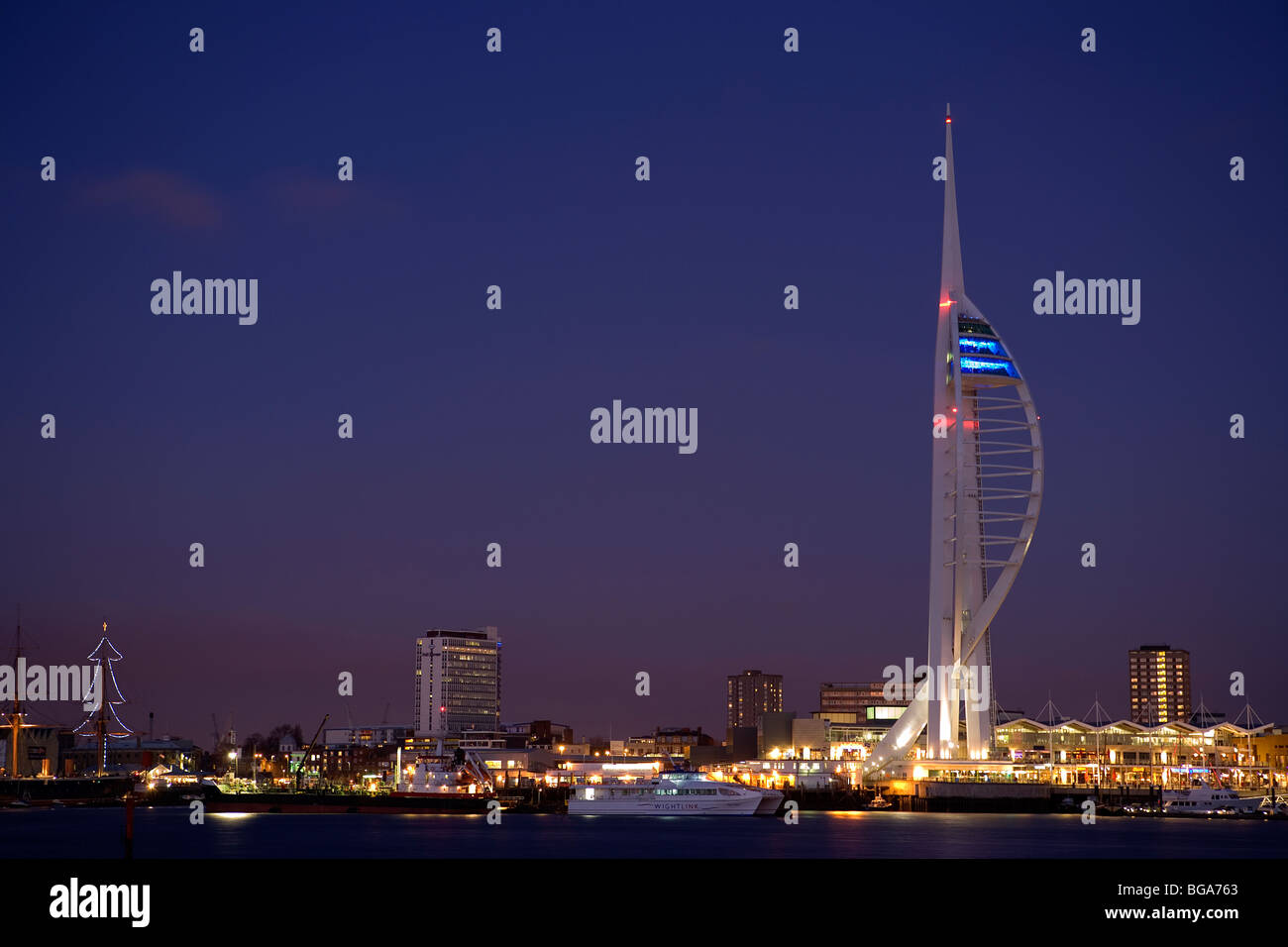 Il porto di Portsmouth e spinnaker tower notte Foto Stock