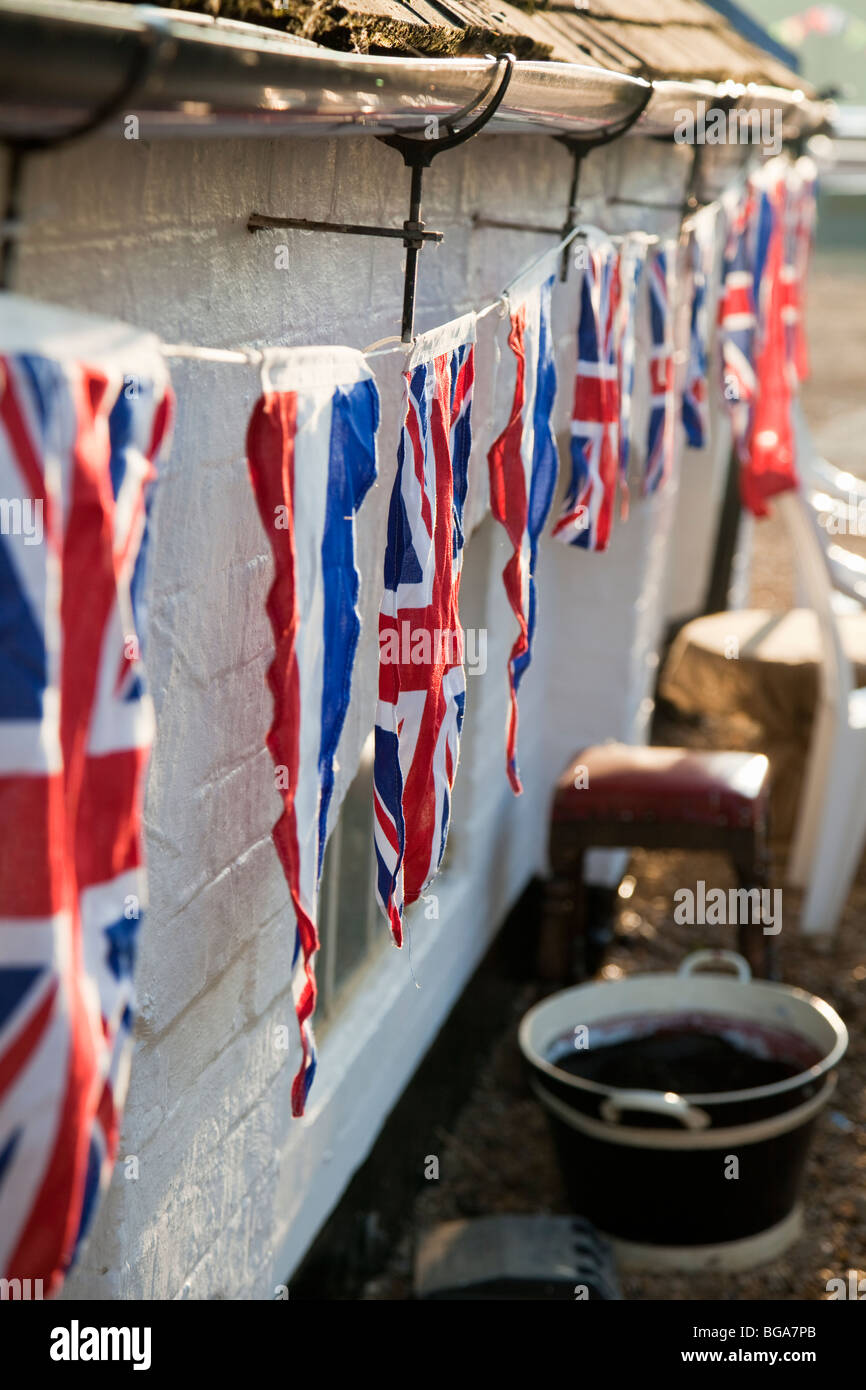 Inghilterra, Northamptonshire, porticciolo di Braunston, Bunting e Union Jacks che decorano una baita per barche per le celebrazioni del rally in barca Foto Stock