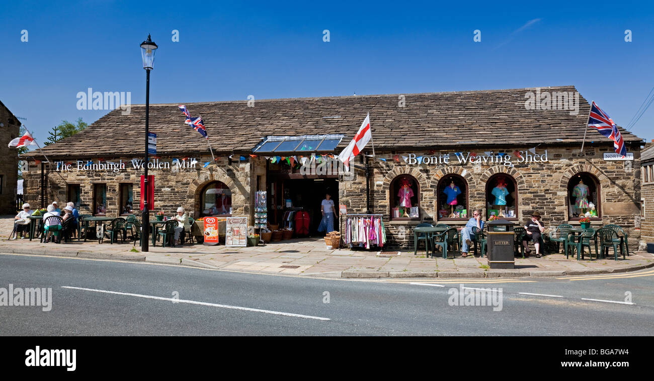 Inghilterra, West Yorkshire, Haworth, North Street che mostra il Brontë Weaving Shed e il Edinburgh Woollen Mill Foto Stock