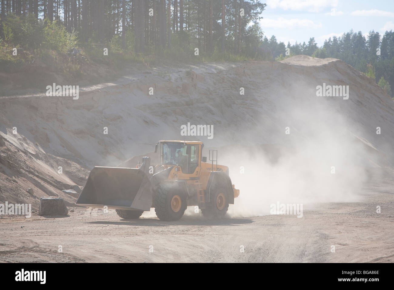 Il caricatore anteriore spostando la sabbia in una buca di sabbia , Finlandia Foto Stock