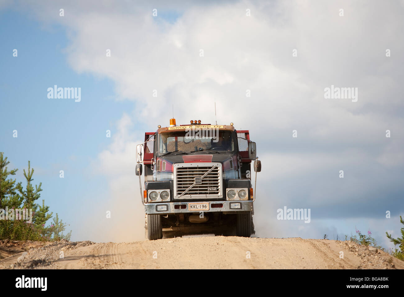 Vecchio camion Volvo che trasporta la sabbia da un sandpit , Finlandia Foto Stock