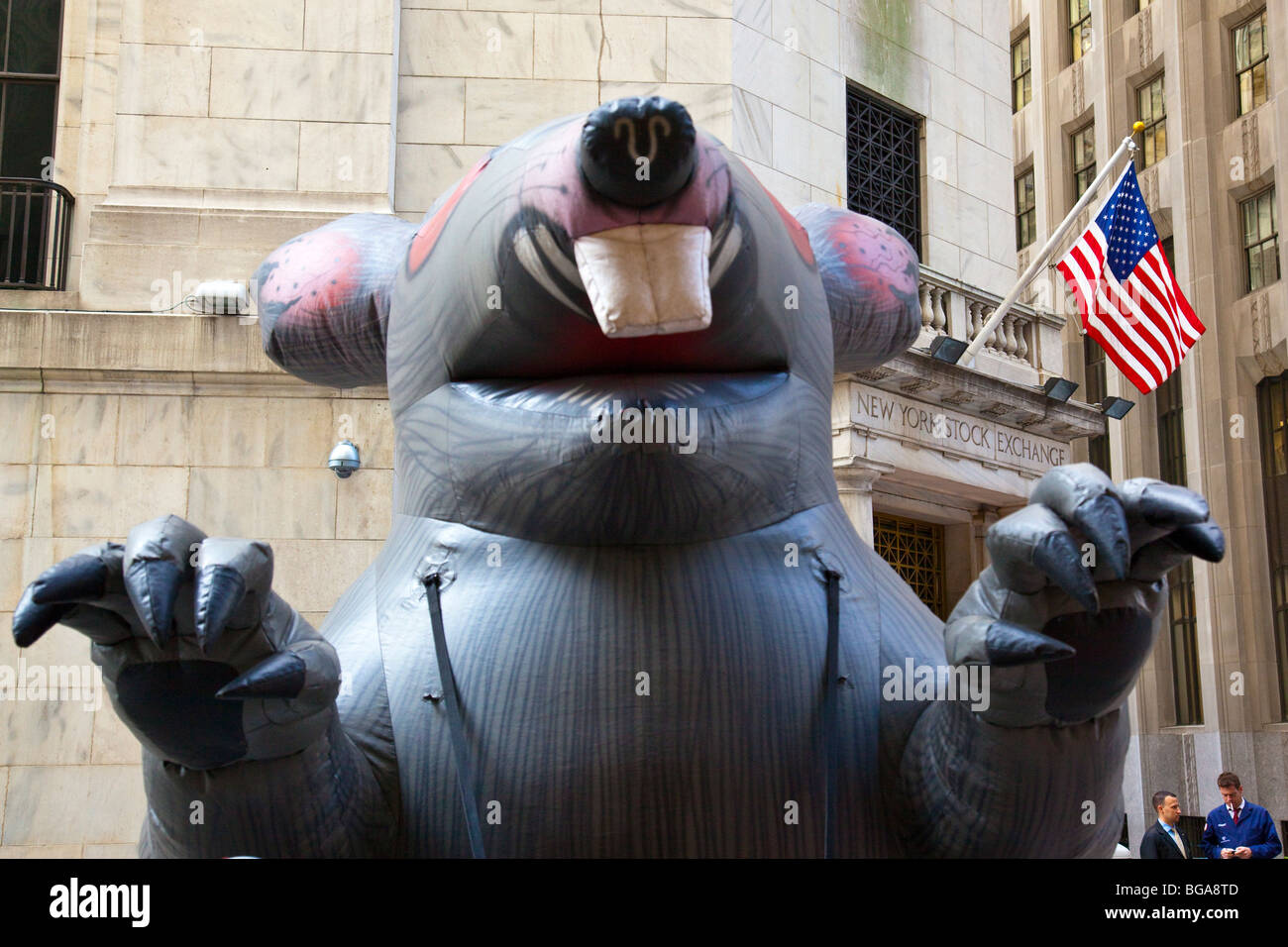 Ingrandimento unione di picchetti di ratto contro sleali pratiche di lavoro nella parte anteriore del New York Stock Exchange, New York City Foto Stock