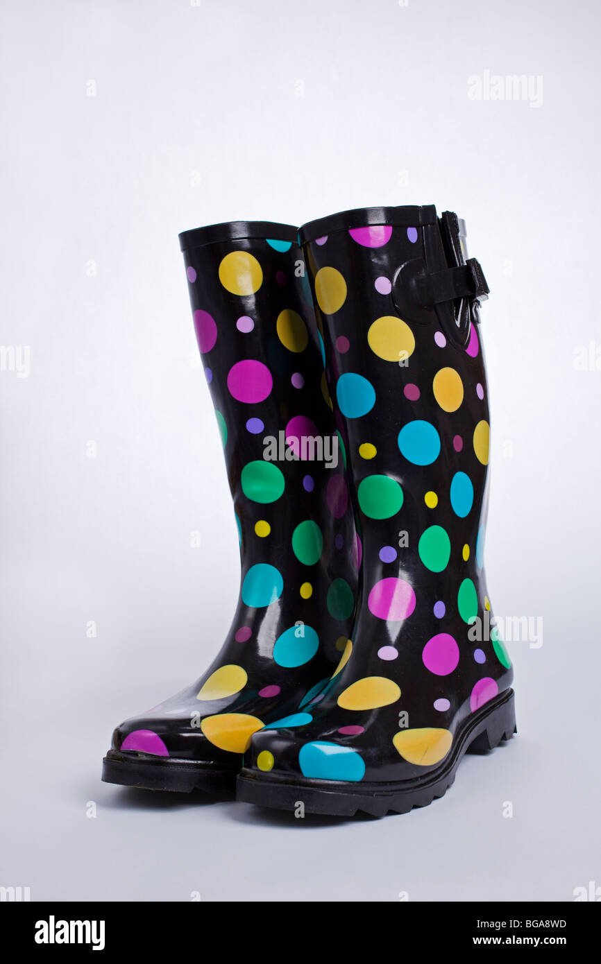 Una coppia di vivaci wellies maculato Foto Stock