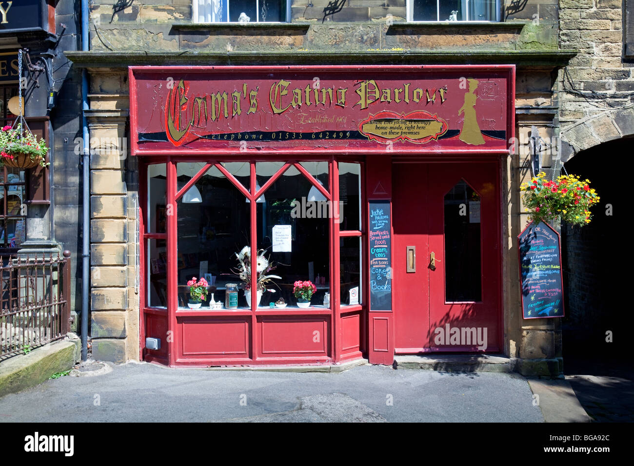 Main Street con la sua tea shop chiamata 'Emma's Eating Parlor', Haworth, West Yorkshire, Inghilterra, Regno Unito Foto Stock