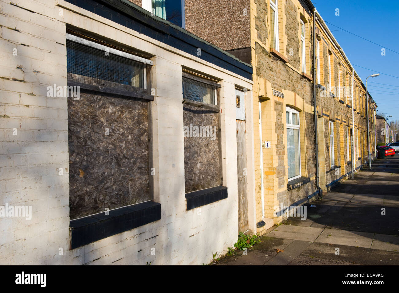 Saliti fino angolo locale shop sulla estremità della terrazza di case in Newport South Wales UK Foto Stock