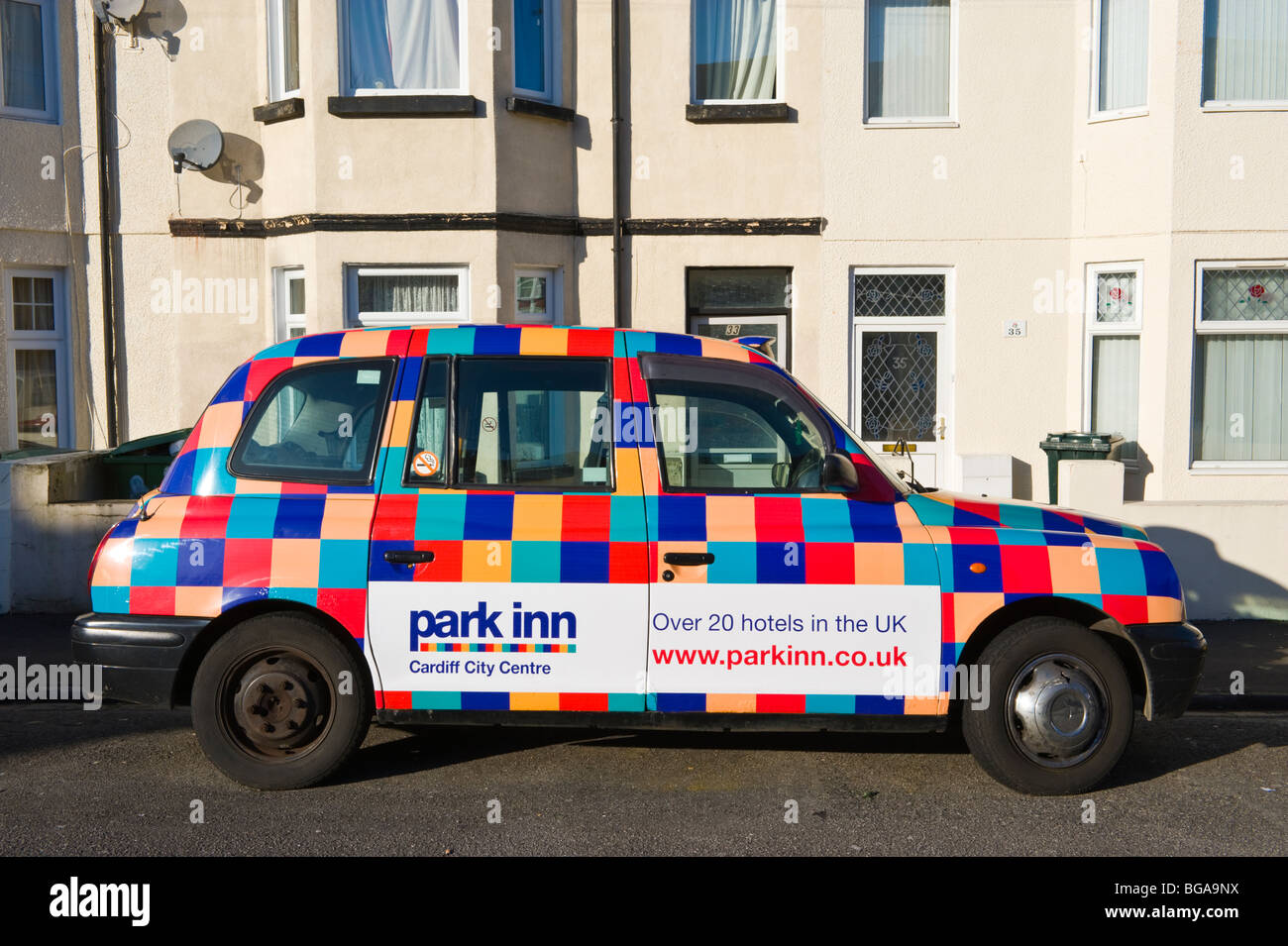 Variopinto taxi casa in Newport South Wales UK Foto Stock