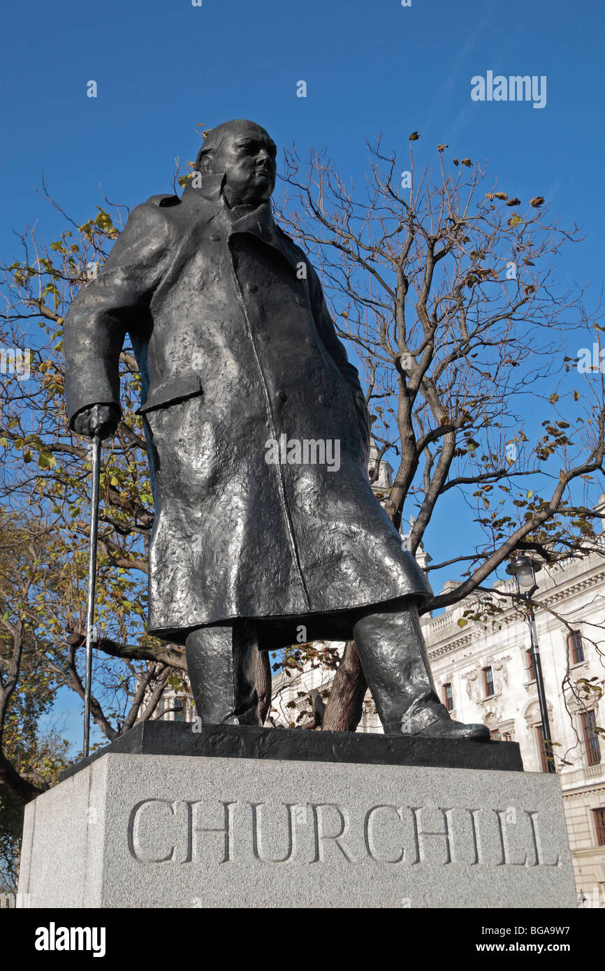 L'imponente statua di Sir Winston Churchill, di Ivor Roberts-Jones, in Piazza del Parlamento, Londra, Regno Unito. Foto Stock