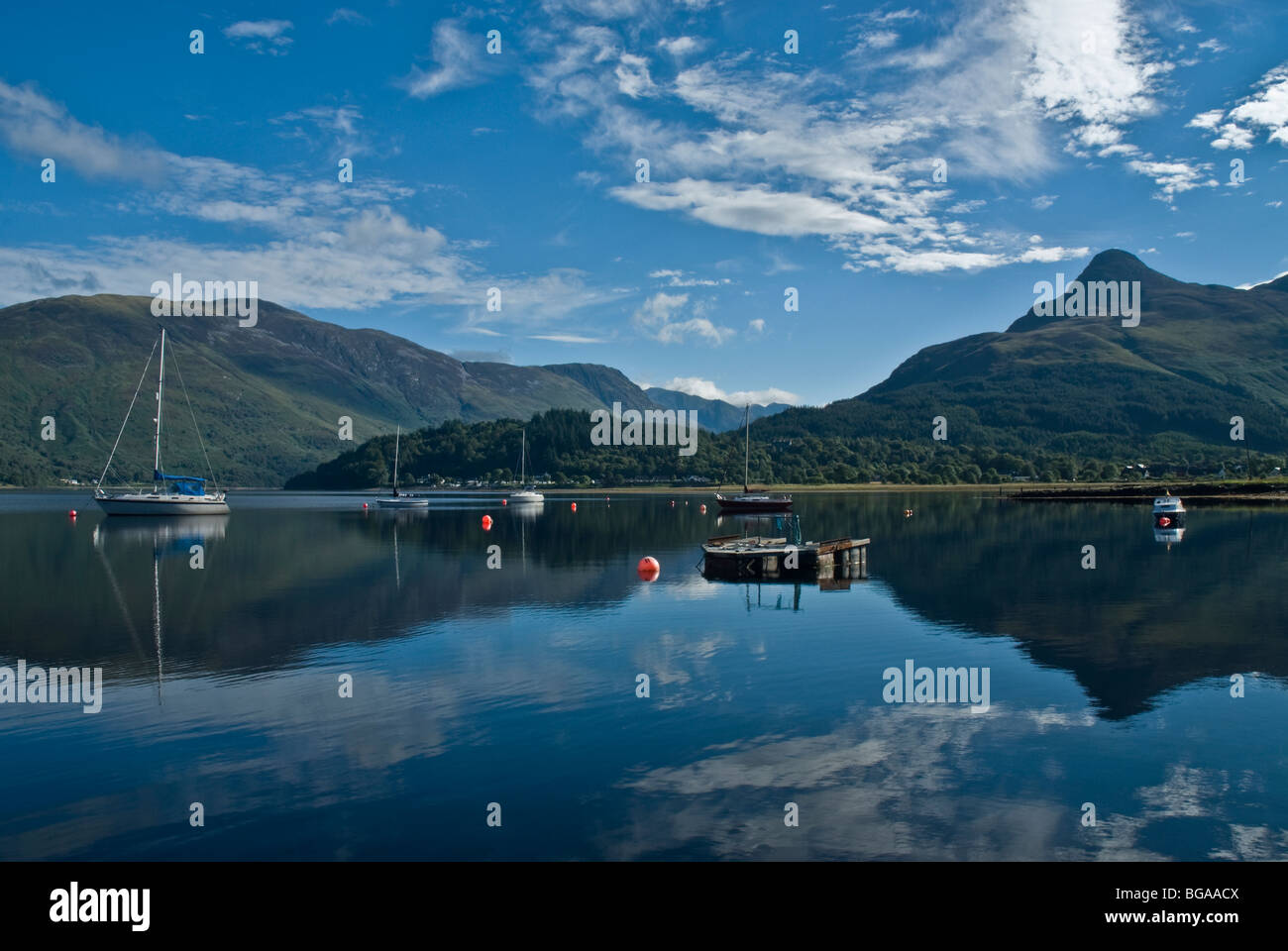 Yachts barche & Loch Leven a Ballachulish Highland Foto Stock