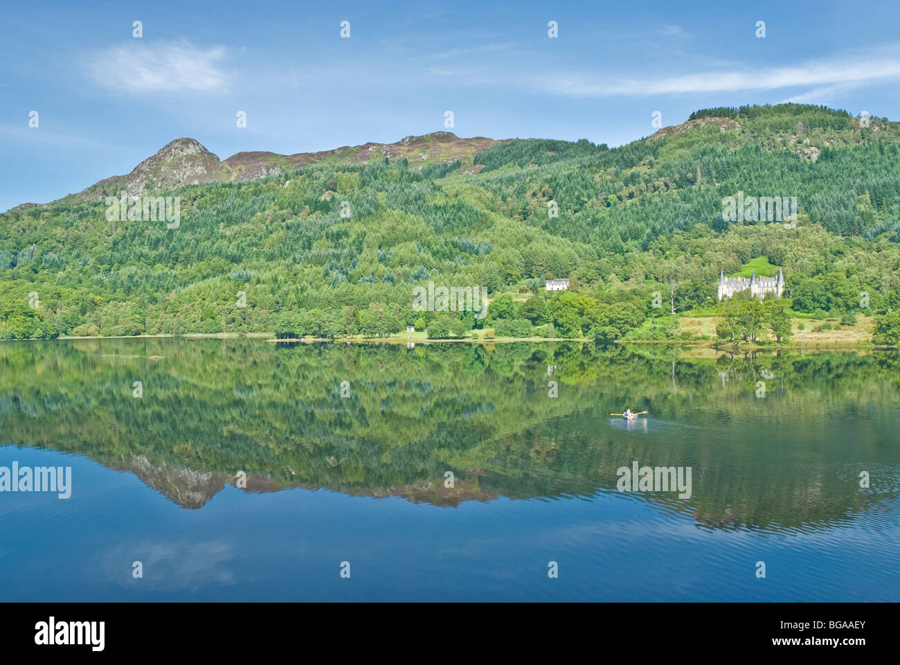 Riflessioni sul Loch Achray Trossachs Stirling distretto, Loch Lomond e il Trossachs Parco Nazionale di Scozia Foto Stock