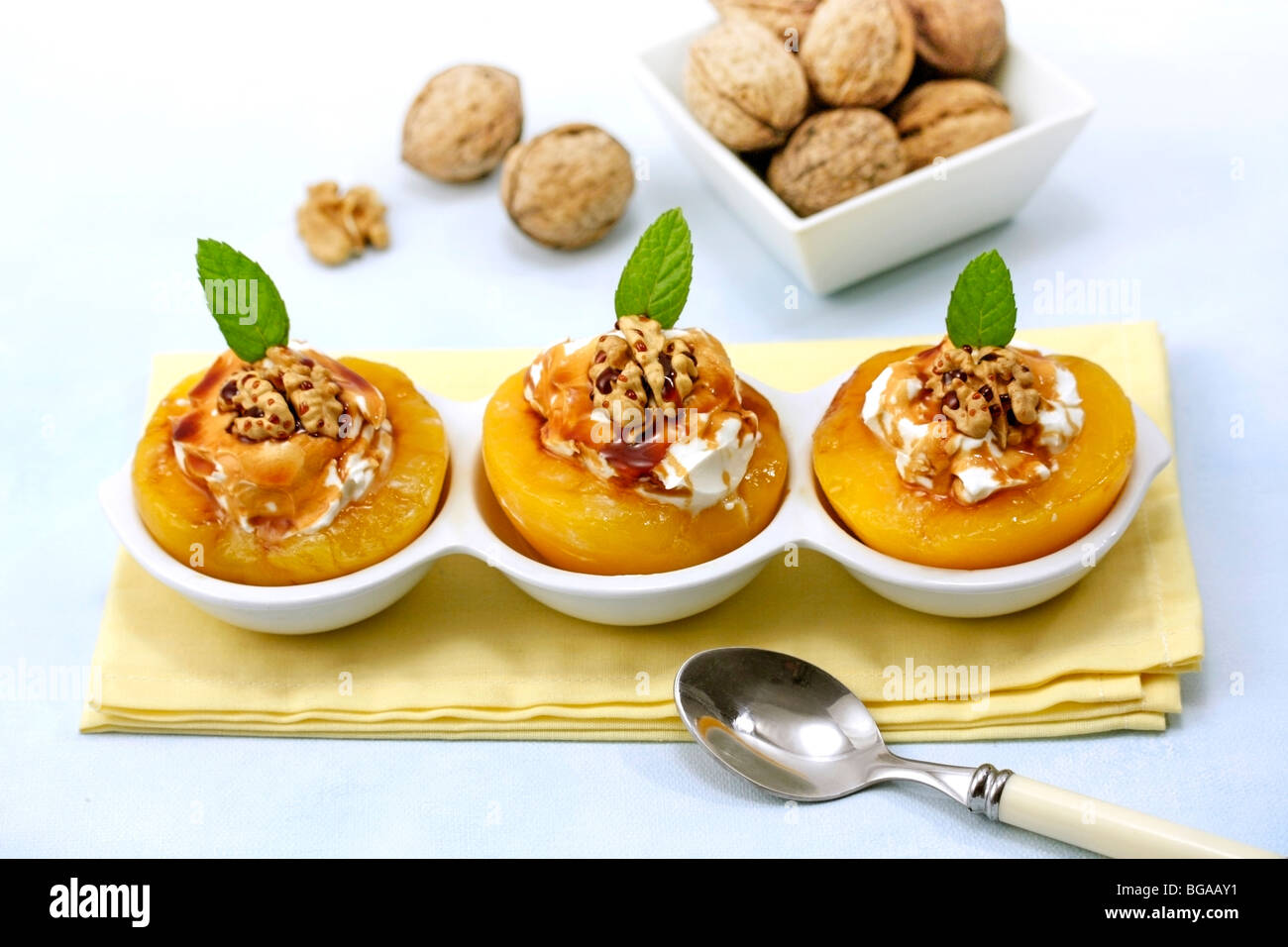 Conservate pesche con il formaggio. Ricetta disponibile. Foto Stock