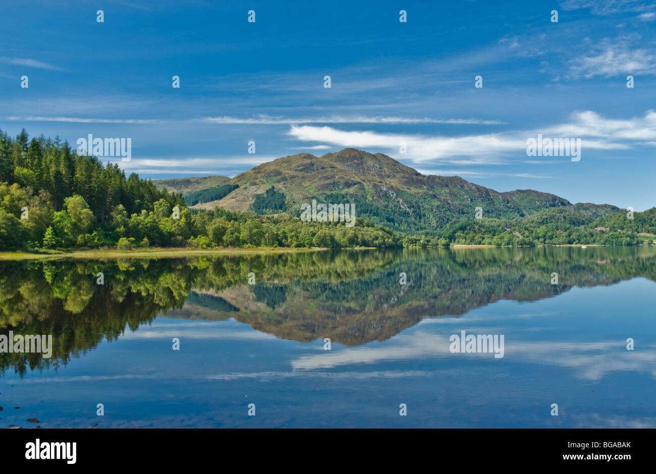 Riflessioni sul Loch Achray e Ben Venue in background Loch Lomond e il Trossachs Parco Nazionale del Distretto di Stirling Scozia Scotland Foto Stock