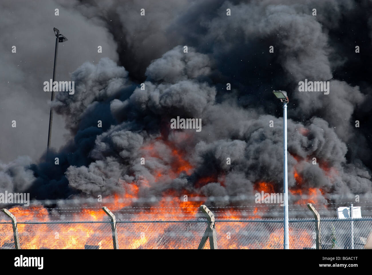 Grandi pennacchi di fumo nero dal grande fabbrica / incendi industriali Foto Stock