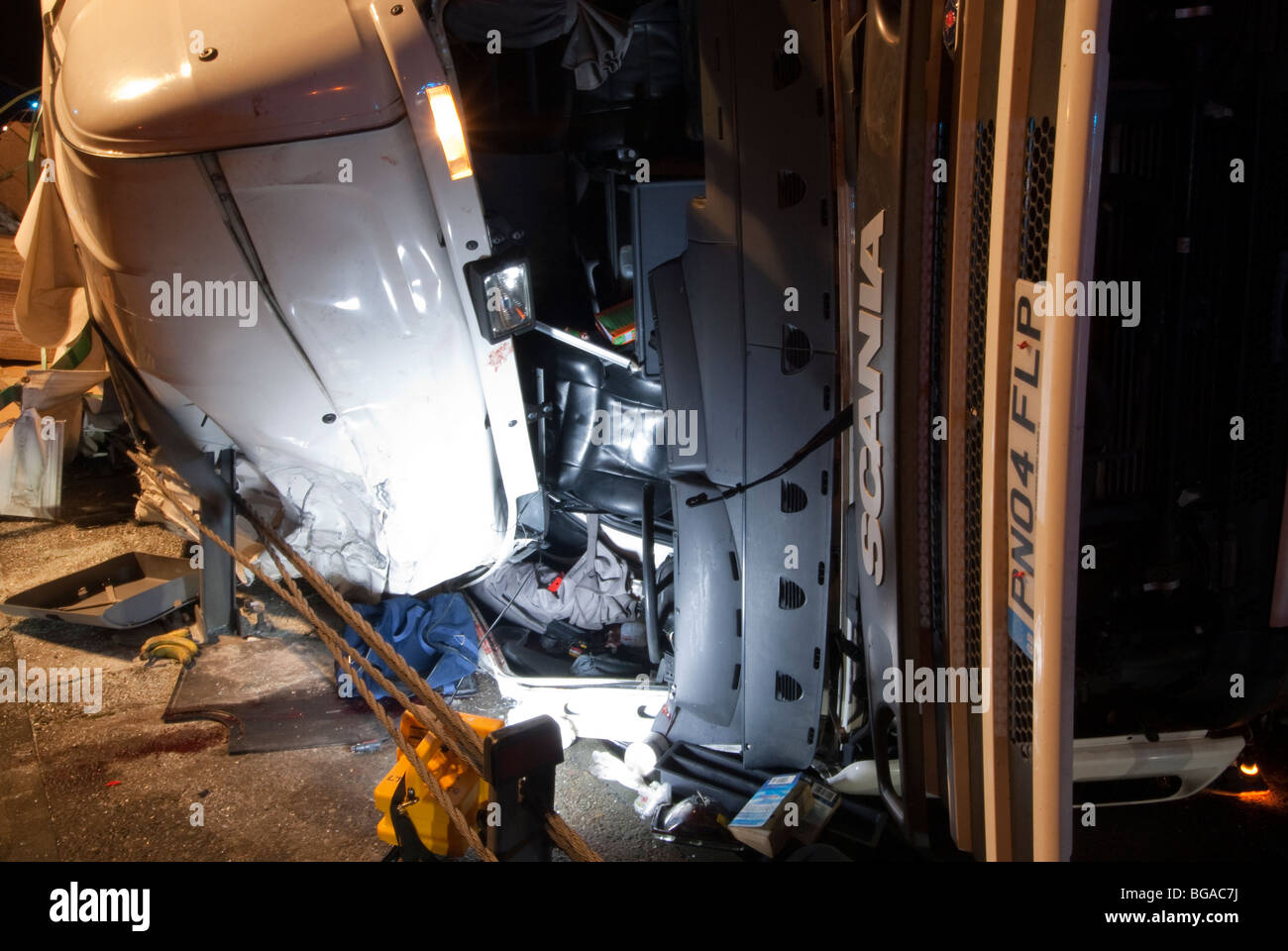 Si è schiantato capovolto Scania HGV autocarro Foto Stock