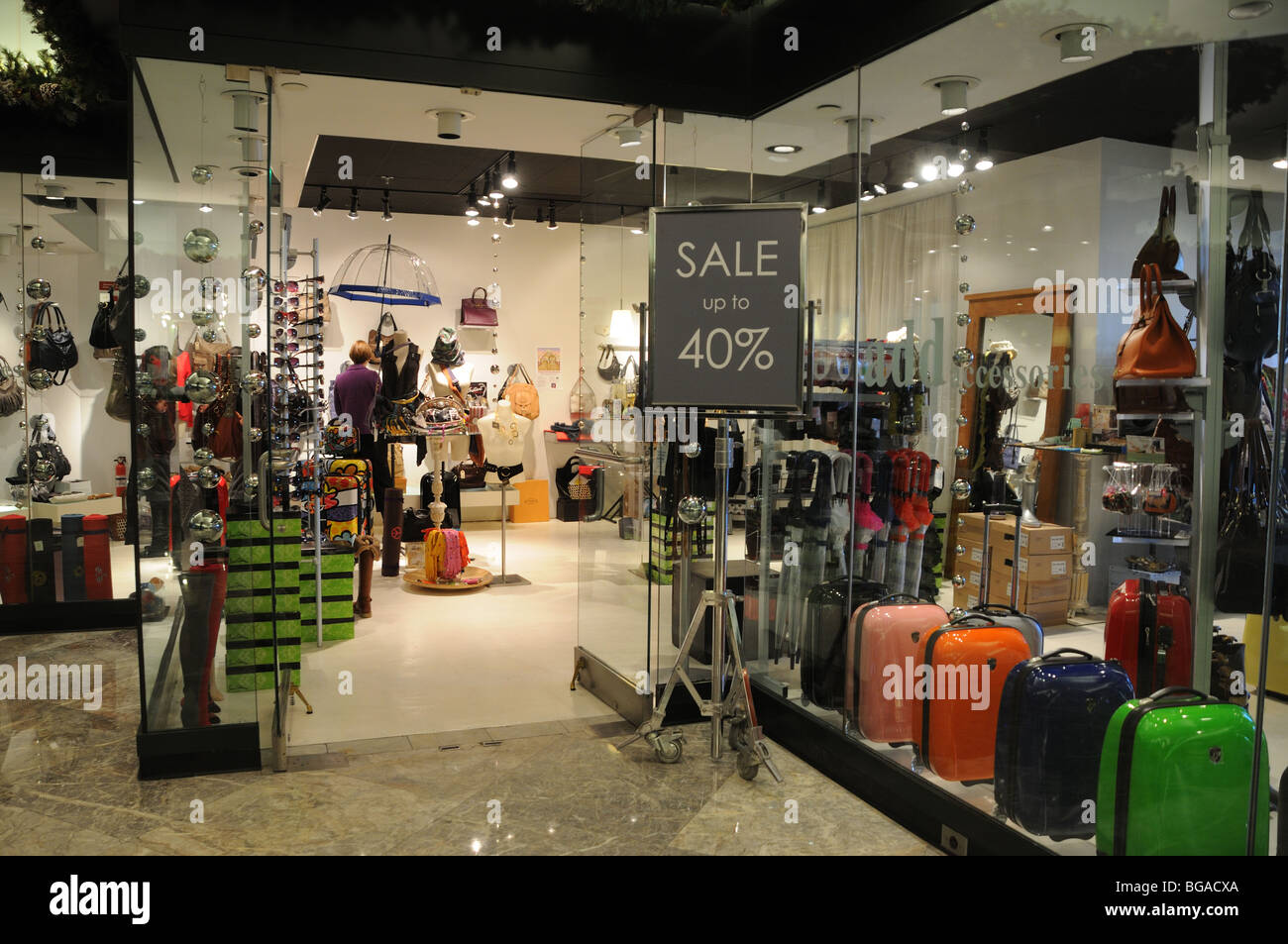In un negozio in Lower Manhattan vendita di borsette, ombrelli, gioielli,  valigie e accessori aveva un pre-vendita di Natale Foto stock - Alamy