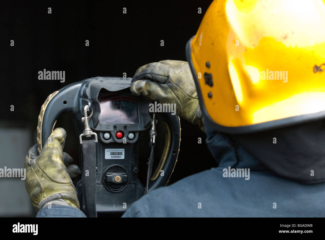 Firefighter utilizzando TIC - Termocamera modello completamente rilasciato Foto Stock