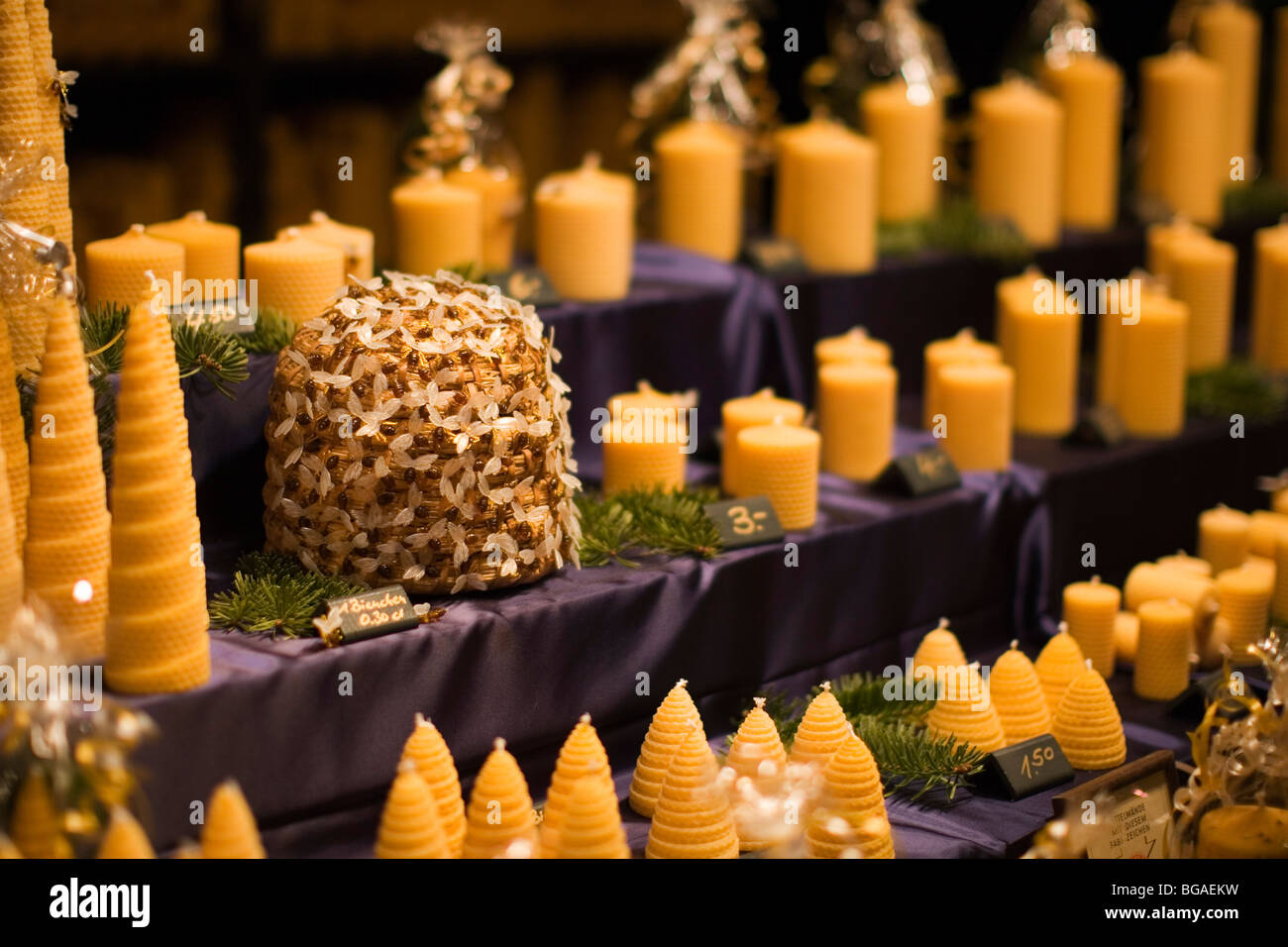 Naturale di candele in cera d'api in forma di gufi, a mano delle candele  artigianali, realizzato per vacanza, arte e salute su sfondo scuro, copia  spase Foto stock - Alamy